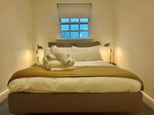 温莎Epic Location, Views & Large Private Terrace的一间卧室设有一张大床和窗户