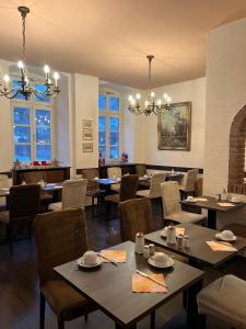 海德堡四季饭店的一间带桌椅的餐厅和一间用餐室