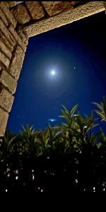 希马拉Tonea's Houses的一座石头建筑享有夜空的景色