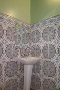 阿格兹Au jardin de Tamnougalt的一间带水槽和瓷砖墙的浴室