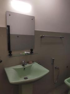 高尔Habour view的一间带水槽和镜子的浴室