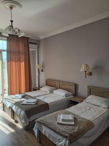 科布列季FRESH Hotel Kobuleti的两张位于酒店客房的床,配有毛巾