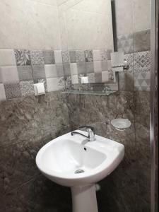 科布列季FRESH Hotel Kobuleti的浴室设有白色水槽和镜子