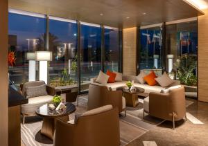 布赖代Boudl Al Rawdah的带沙发和桌子的客厅以及窗户。