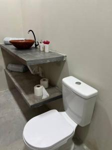 伊塔雷马Casa Vento Maré.的浴室配有白色卫生间和盥洗盆。