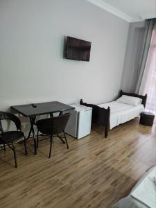 科布列季FRESH Hotel Kobuleti的客厅配有桌子和沙发