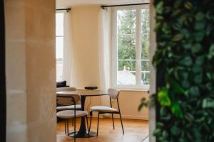 法莱斯La Casa Pampa — Comfort, Style & Modernity的窗户客房内的桌椅