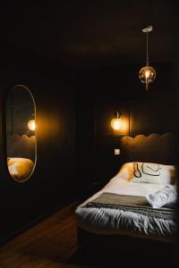 法莱斯La Casa Pampa — Comfort, Style & Modernity的一间黑暗的房间,配有床和镜子