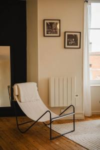 法莱斯La Casa Pampa — Comfort, Style & Modernity的窗户客房内的白色椅子
