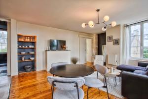 法莱斯La Casa Pampa — Comfort, Style & Modernity的客厅配有桌椅