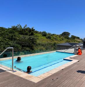 巴利托Zimbali Boulevard Suites 159的水中一个两人游泳池