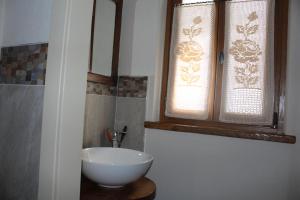 巴尔杰'L ciabot 'd Ginota的一间带白色水槽和窗户的浴室