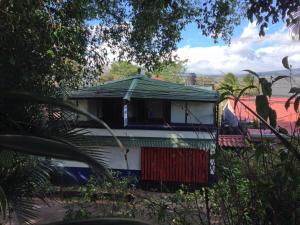 Santiago EsteEL-CACIQUE-guesthouse-since-2003的顶部有锡屋顶的房子
