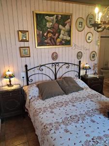 CretasCa la Serreta的卧室配有一张床,墙上挂有绘画作品