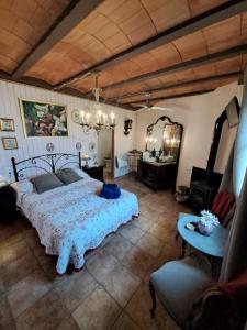 CretasCa la Serreta的一间卧室配有一张床、一把椅子和镜子