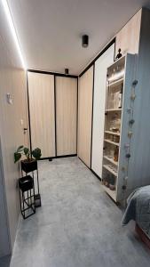 鲁容贝罗克apartmanhrabovob14的一间卧室内带开放式冰箱的房间