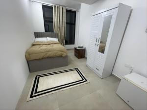 阿布扎比Heart of Abu Dhabi - Luxury Room的一间卧室配有一张床和镜子