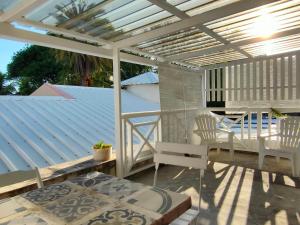 蓝海湾Mermaid Cove的庭院设有白色凉亭和桌椅
