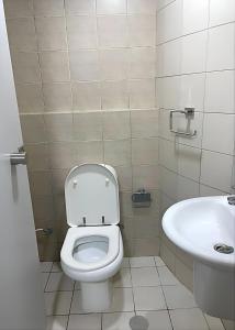 阿布扎比Heart of Abu Dhabi - Nice Affordable Master Room的一间带卫生间和水槽的浴室