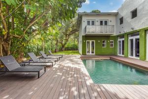 迈阿密Villa Roxi的房屋旁带躺椅的游泳池