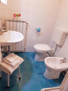 波吉奥的圣多纳托Borgo Sicelle Residence的一间带卫生间和水槽的浴室