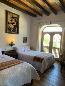 查查波亚斯Casona Del Rosario - Plaza de Armas的一间卧室设有两张床和大窗户