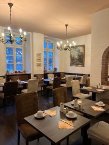 海德堡施努克罗什酒店的一间带桌椅的餐厅和一间用餐室