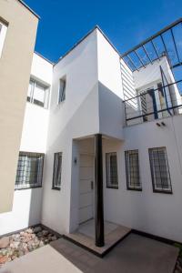 戈多伊克鲁斯Gasparetto Lofts的白色的房子,设有门和阳台