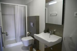 阿尔科巴萨罗西奥阿尔科巴萨旅馆的一间带水槽、卫生间和镜子的浴室