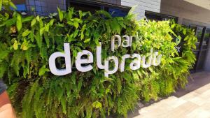 卡贝德卢Park Del Prado-INTERMARES的绿色植物的果树商店的标志