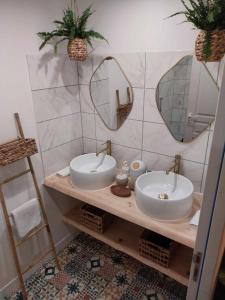 昂热"Chez Lyly et Juju" Piscine&Calme 3Chambres的浴室设有2个水槽和镜子