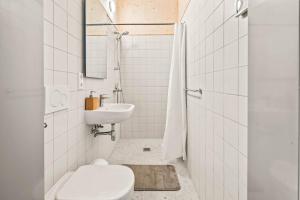 迪弗当日Maison Lasauvage的白色的浴室设有卫生间和水槽。