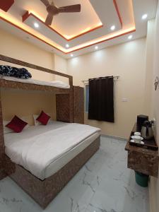 瓦拉纳西Kashi Vandanam Homestay的一间卧室设有两张双层床和天花板