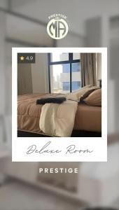 阿布扎比Heart of Abu Dhabi - Luxury Room的一张床上的照片,还有一间卧室的照片