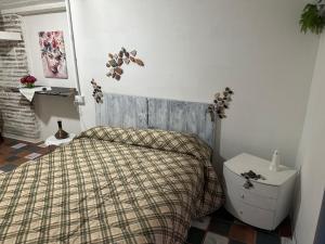 K.room2的一间卧室配有一张带拼盘床罩的床