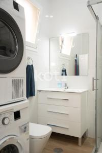 福恩吉罗拉Koti Rentals - Casita Plaza España的一间带卫生间和洗衣机的浴室