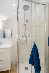 福恩吉罗拉Koti Rentals - Casita Plaza España的浴室里设有玻璃门淋浴
