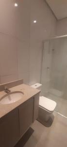 圣塞巴斯蒂安mactronhousesbeach的一间带水槽、卫生间和镜子的浴室