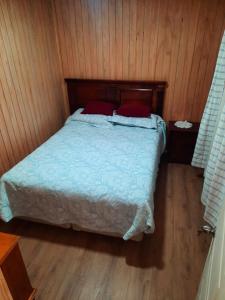 托梅Casa Bellavista Full Equipada的一间卧室配有一张带两个红色枕头的床