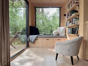 宁斯佩特Taiga tiny house的客房设有书桌、椅子和窗户。