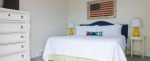 布斯贝港Linekin Bay Resort的卧室配有一张挂有美国国旗的床。