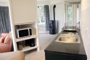 ValtheEco Lodge Drenthe的厨房配有水槽和微波炉