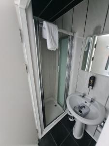 布莱克浦皇后广场酒店的带淋浴、盥洗盆和卫生间的浴室