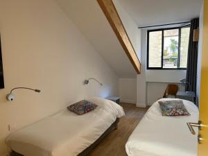 巴黎Hôtel Villa Blomet的两张床位于带窗户的房间内