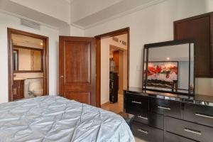 圣多明各Luxurious Ocean View Suite的一间卧室配有一张床和一个带镜子的梳妆台