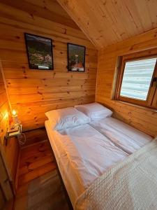 米迪格兹Dwór Piotra i Pawła- pokoje i domki的小木屋内一间卧室,配有一张床