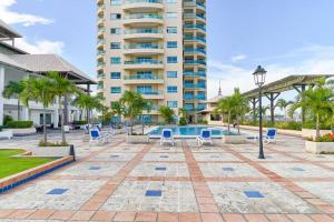 圣多明各Luxurious Ocean View Suite的一座带游泳池和大楼的度假村