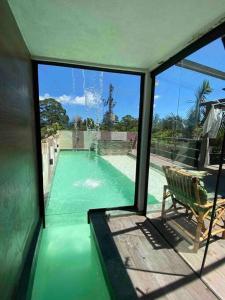 莫日-达斯克鲁济斯Alugo espaço com piscina + Jacuzzi!的从房子里可欣赏到游泳池的景色
