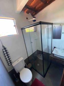 莫日-达斯克鲁济斯Alugo espaço com piscina + Jacuzzi!的带淋浴、卫生间和盥洗盆的浴室
