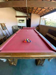 莫日-达斯克鲁济斯Alugo espaço com piscina + Jacuzzi!的一张台球桌,上面有球